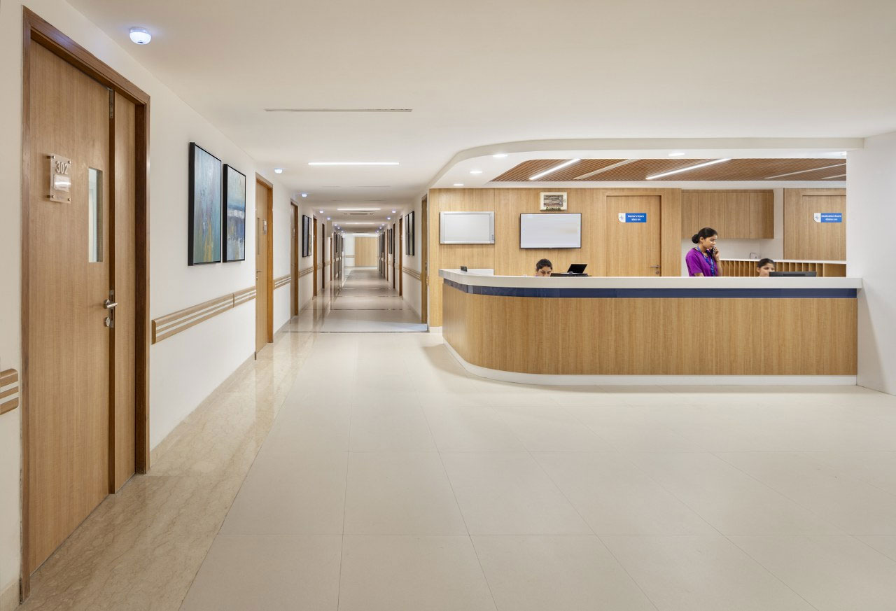 Door Hinge Selection for Healthcare Facilities: Safety, Hygiene & Compliance